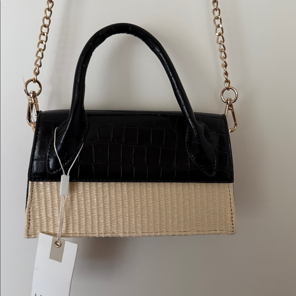 NWT Moda Luxe crossbody bag
8 1/2 by 5”
Rattan and black croc embossed